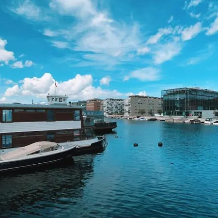 Apartment Cozy By The Water & Close To