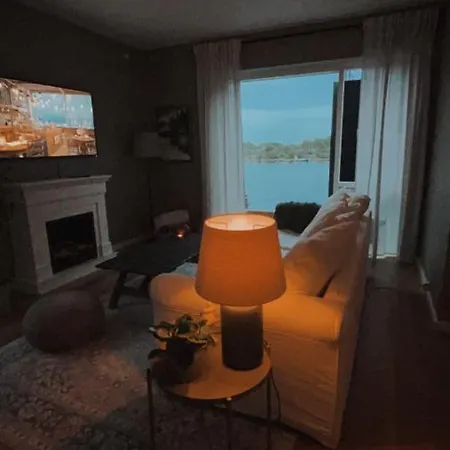 Cozy By The Water & Close To Apartment